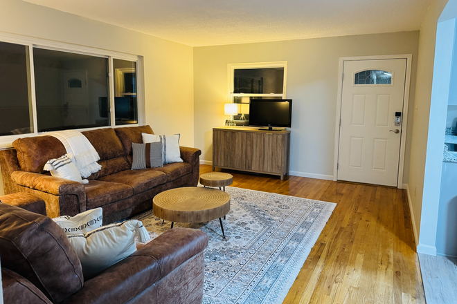 Furnished Living Space - Adorable Updated Home - 1 Room for Rent, Walking distance to Campus. CO-ED, Central HVAC & Heat