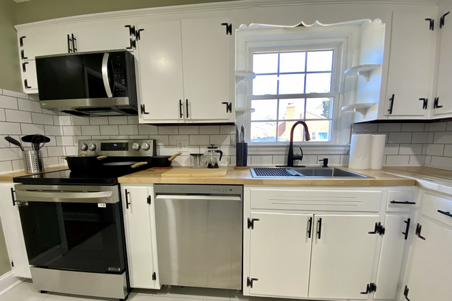 Photo - graduate student house: bedroom available