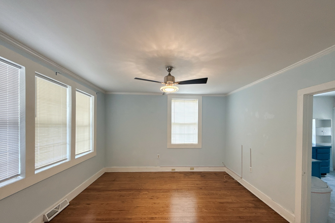 Living Room - Westside 3 Bed 2 bath 15 min walk/MUSC House