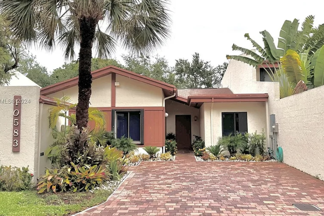Driveway - 2 individual bedrooms in large shared townhome