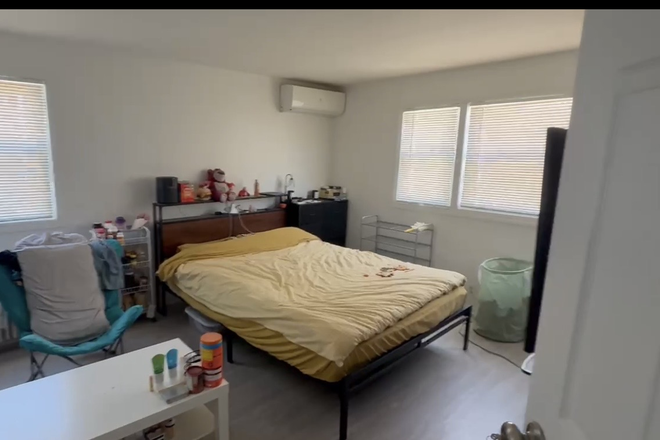 the master bedroom in the 2nd-floor 2B1B - (shared housing)For rent: a big bedroom on the first floor and 2 bedroom on the second floor. House