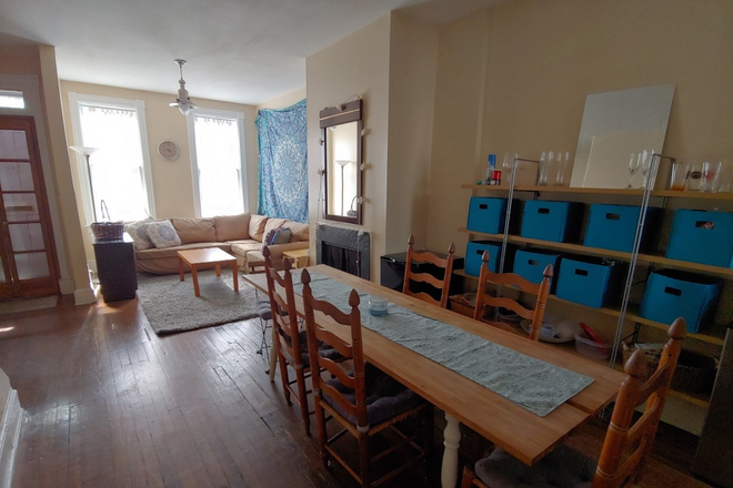 Living and Dining Room - 4BR (sleeps 5) in the heart of Georgetown Townhome