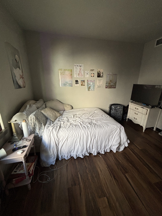 Furnished bedroom - The Lofts on the Hill - Spring Sublease