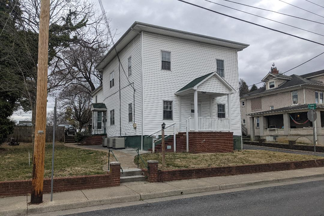 2 bedroom apartment outside - East Grattan Street Apartments