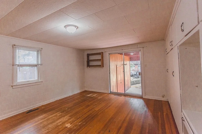 Bedroom 1 - SPRING 2026 SUBLEASE: 1, 2, or 3 bedroom Hill area House