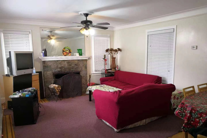 living room - house with furnished room, 2 blocks walking distance to Hofstra University, ROOM AVAILABLE NOW SEPT