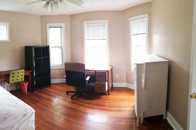 Bedroom - Large, Furnished Room - Tufts Medford Triplex