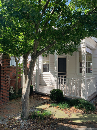 Porch with swing - Charming Cottage close to campus