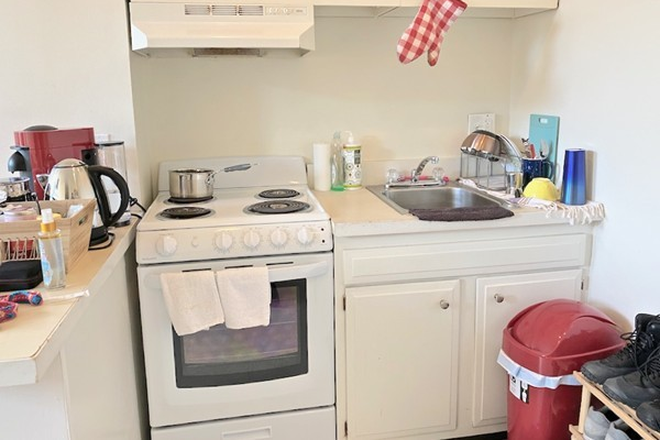 - - Close to Campus!! Spacious 1 bed w/ Heat & Hot Water Incld, Laundry in Building Apartments