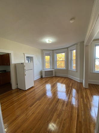 Visit hubrealtyproperties.com - Fantastic studio with extra alcove space, Griggs T stop green line