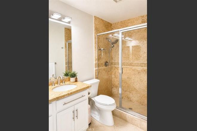 Share Bathroom only 2 people - Corner Lot , cul de sac , very quiet area House