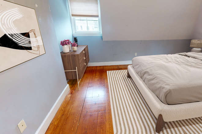 Call NOW for showings! 617-236-8600 - CALUMET ST - *NO FEE* LOFTY TOP FLOOR 3BR/1BA ON MISSION HILL W/ IN UNIT LNDRY AVAILABLE *9/1/2026*