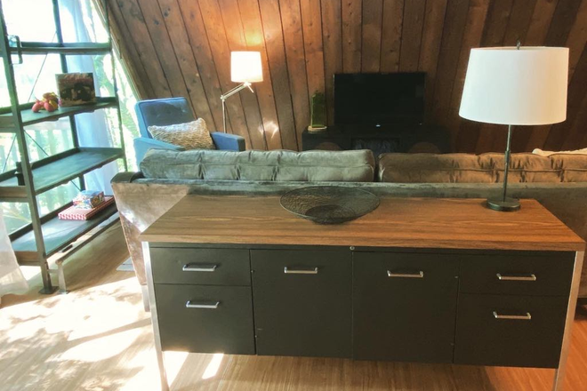 Living room - Retro a-frame on 1/2 acre wooded property - 6 minutes to UNC House