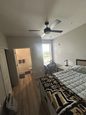 Bedroom/Bathroom with closet - The 9 at UCF