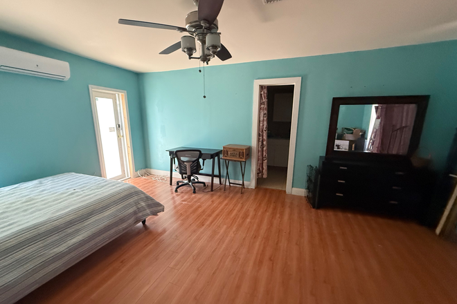 Large studio type room - Large 1 bedroom studio room with private entrance