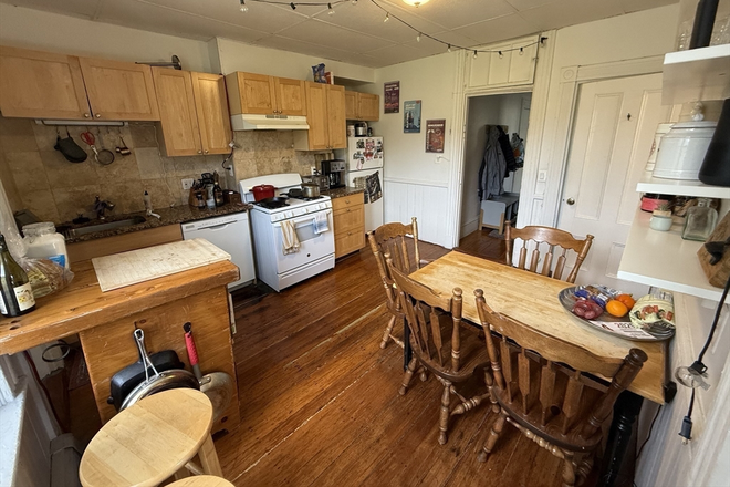 LIVING - SPACIOUS 3 BED WITH IN UNIT LAUNDRY! Apartments