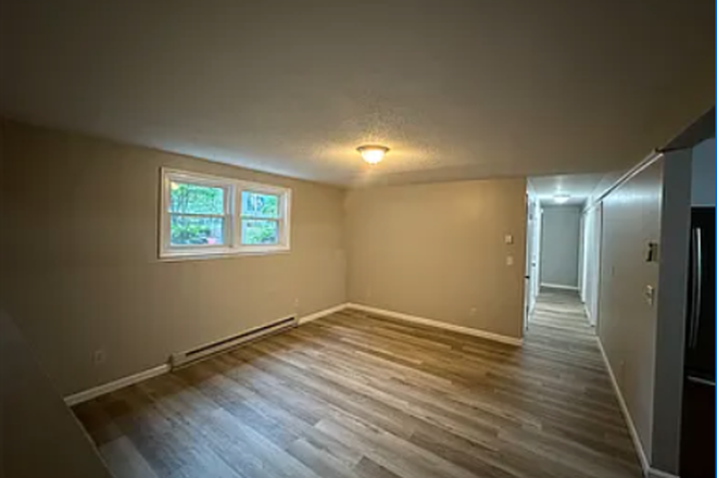 Living Area - 3br/1ba in Colchester Duplex