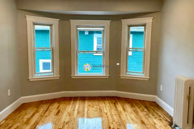 1 - JUNE 2027 | Desirable 5 Bed, 1 Bath Duplex | Medford | Water Included | No Broker Fees! Duplex