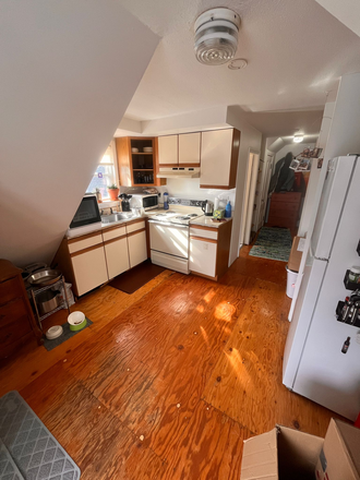 . - Charming Top-Floor 1-Bedroom in Prime Davis Square Location! Apartments