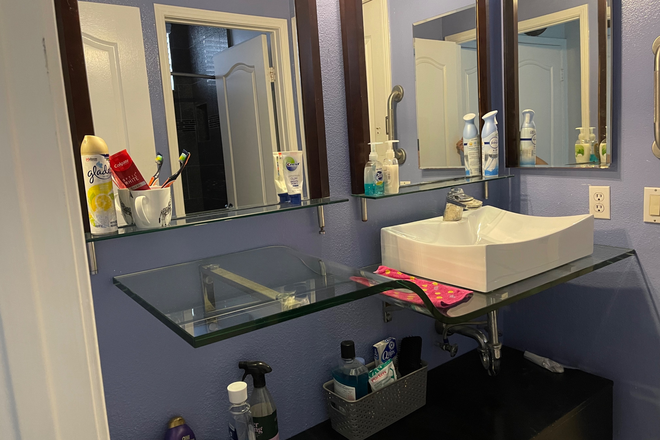 Shared Bathroom - Best Location Near by South Coast Plaza/Private Entrance/Lifestyles Gated Community House