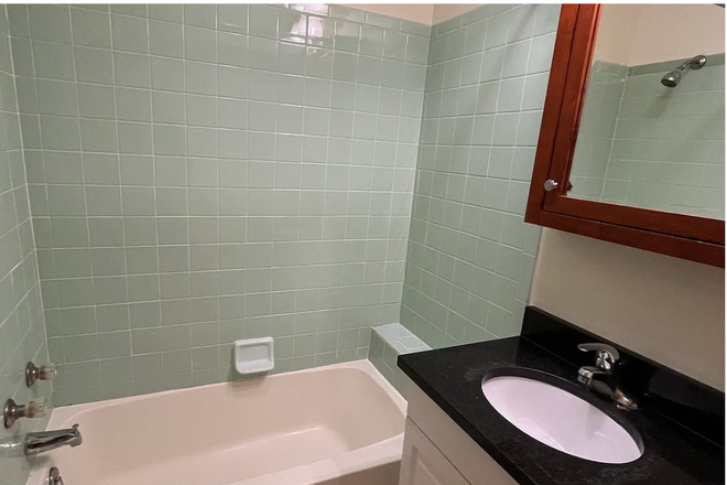 Bathroom - Oxford Off Campus Student Housing LTD Apartments