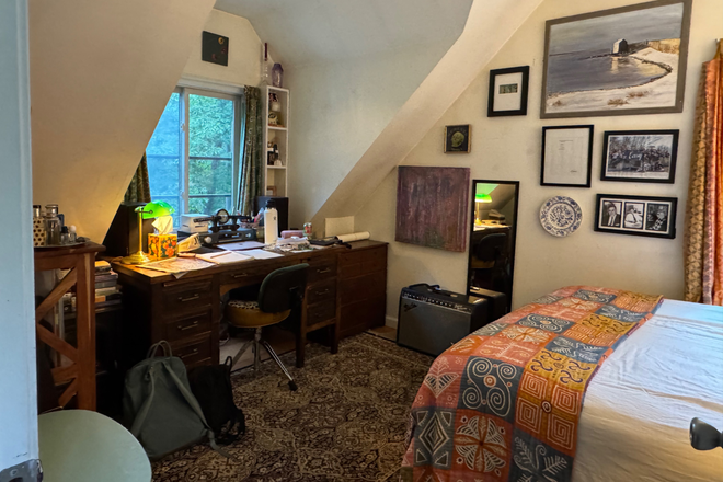 bedroom - Large house in the woods 10 minutes from campus