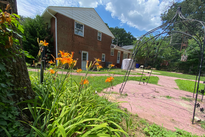 GORGEOUS FENCED-IN YARD! - HUGE 5-BEDROOMS HOUSE, STARTING AT $775 PER ROOM, FREE PARKING,  BIG FENCED YARD, AVAIL AUG. 1!!!