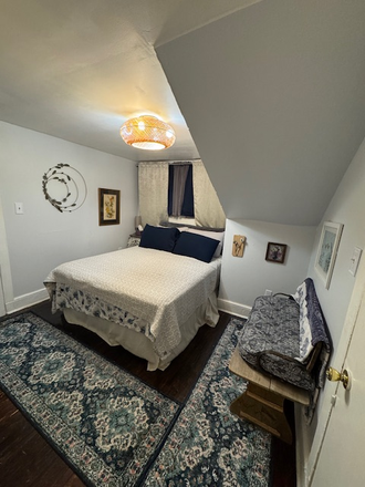 Private bedroom - Utilities included, quiet, private space in nearby charming community Duplex