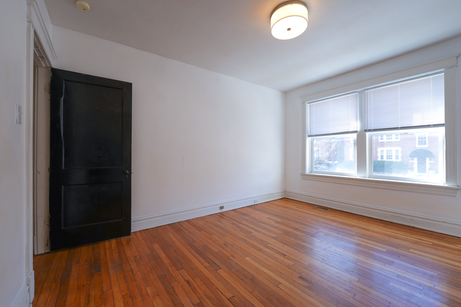Living Room - 724 Heman #1 Apartments