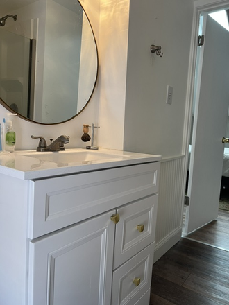 2nd floor bathroom - 2 BR/2BA Historic Rowhouse 728 South Wolfe Street