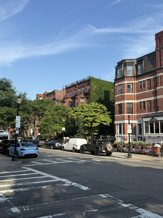 A - Right on Newbury, DOGS OK Apartments