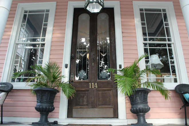 Beaytiful Front Door - Gorgeous Victorian Downtown Charleston Apartment 1500sqft