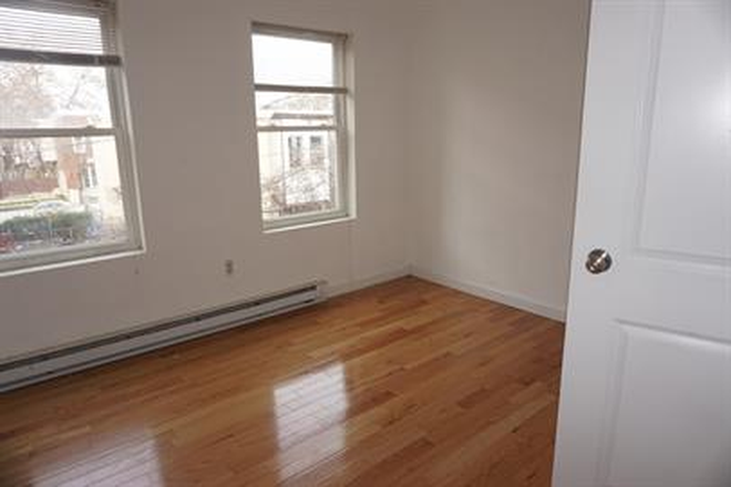 Bedroom - Spacious Second-Floor 3-Bed, 1-Bath Townhome Unit Just a Few Blocks from Temple University