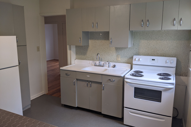 Kitchen - 25 East Rose Avenue House