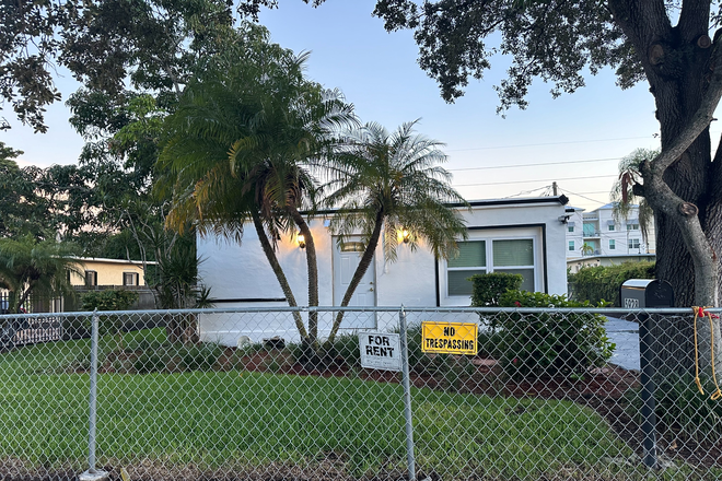 Front of Home with Huge Backyard and Fruit Tree - Immediate Occupancy! Remodeled Single Family Home 3 Bedrooms/Bathrooms (Private) Close to UM Campus