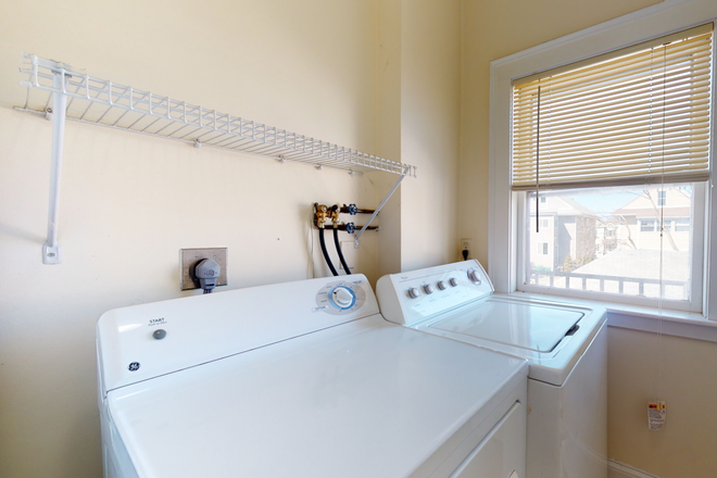 In -Unit Washing Machine & Dryer - 3 Bedroom minutes to Tufts, Harvard , MIT, Red Line & Davis Sq! Apartments
