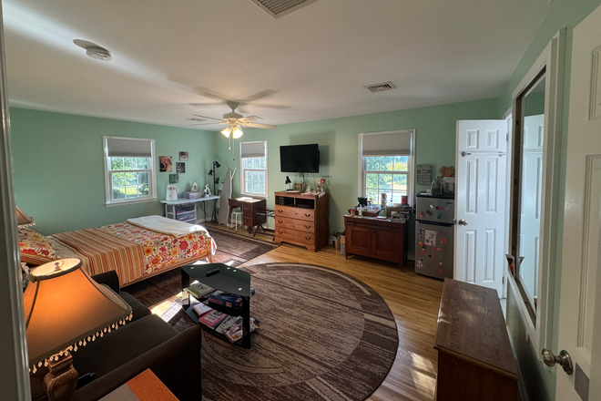 entry - Room in shared home for female student-South Lane-West Windsor