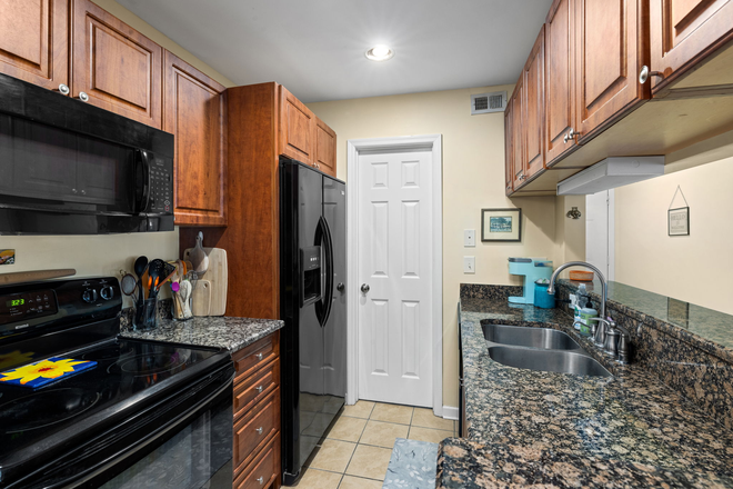 Kitchen - 2BR, 2BA 10 minutes from UNC Condo