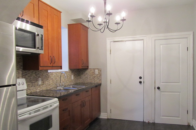 Kitchen - 1 Bedroom Near Dufferin Subway Station Triplex