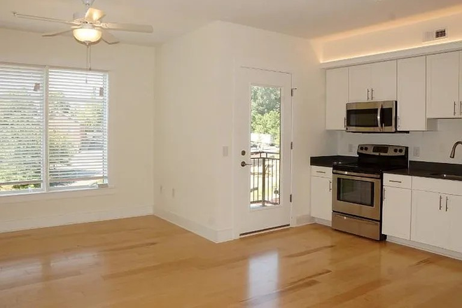 Living Area - 1745 Allied St McIntire Plaza Apartments