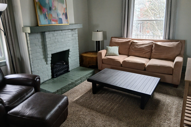 Living room - 3 Bedroom 10-minute walk to Campus