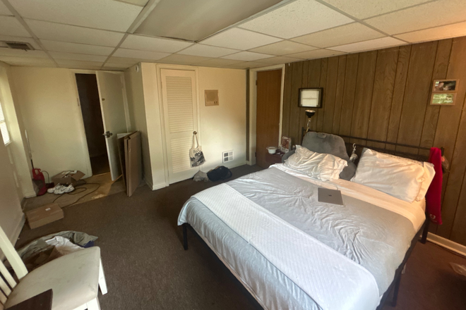 Example bedroom - 8817 Patricia Ct, walkable distance from campus and LIDL