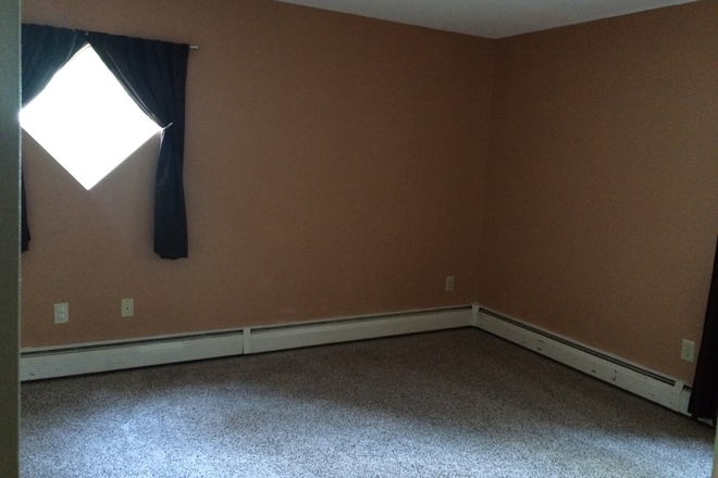 Bedroom 4 - First Month FREE / Walking distance from UCONN (Farmington) LOOKING for Roommates? Please Call Condo
