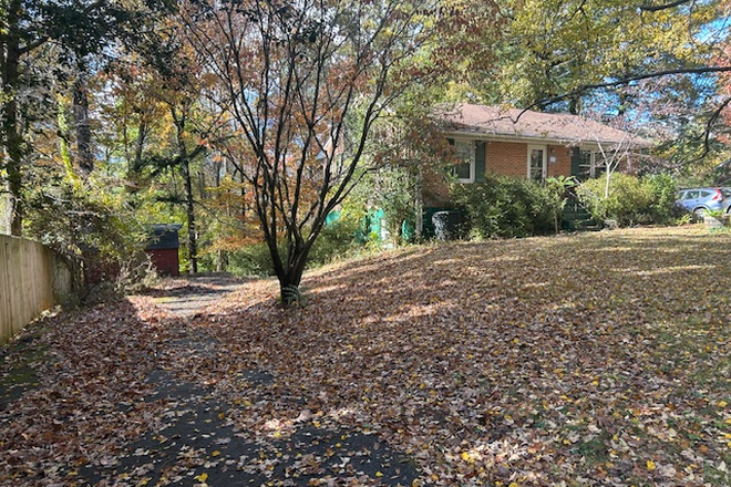 Driveway - 106 Boonsboro Dr lower level House
