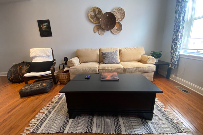 Living room - 2/2 townhouse with exposed brick wall and jacuzzi