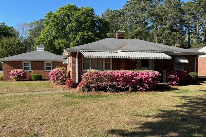Front View - 2 Bed -walk/bike to Duke/Durham VA (~1.2 miles). Overlooks 10th green of golf course. House