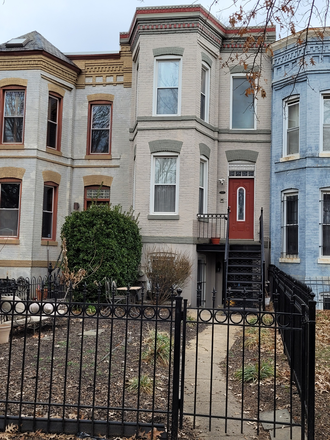 Exterior View of House Front Facade - Close to Social Amenities, Restaurants, Fitness, Groceries (Wholefoods, etc)