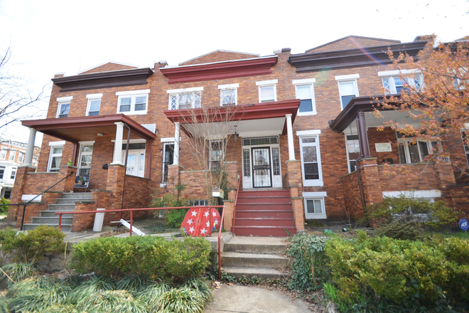 107 East 32nd St - Off Campus housing by Starbucks & Chipotle- Townhouse Rental