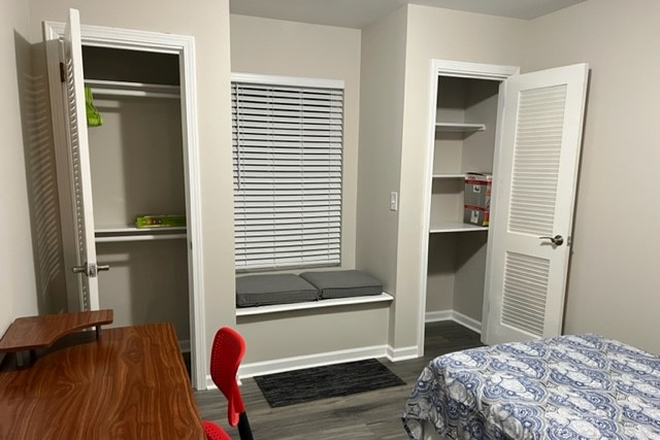 Upstairs Standard Furnished Room with Desk & Chair - Medlock Park-Furnished. All Utilities $825 to $895/room. Special $500 1st Month Rent! Near Shuttle Apartments