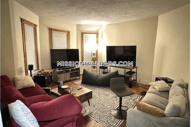 Living Room - Unit 1, 3BR, 1 BA, looking for 2 roommates to renew lease